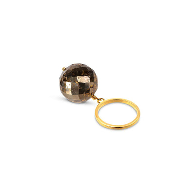 The Bubble Pyrite Gold Ring adds a luxe touch to any finger. With a size adjustable design and a shiny sustainable gemstone, this unique ring is a total head-turner.