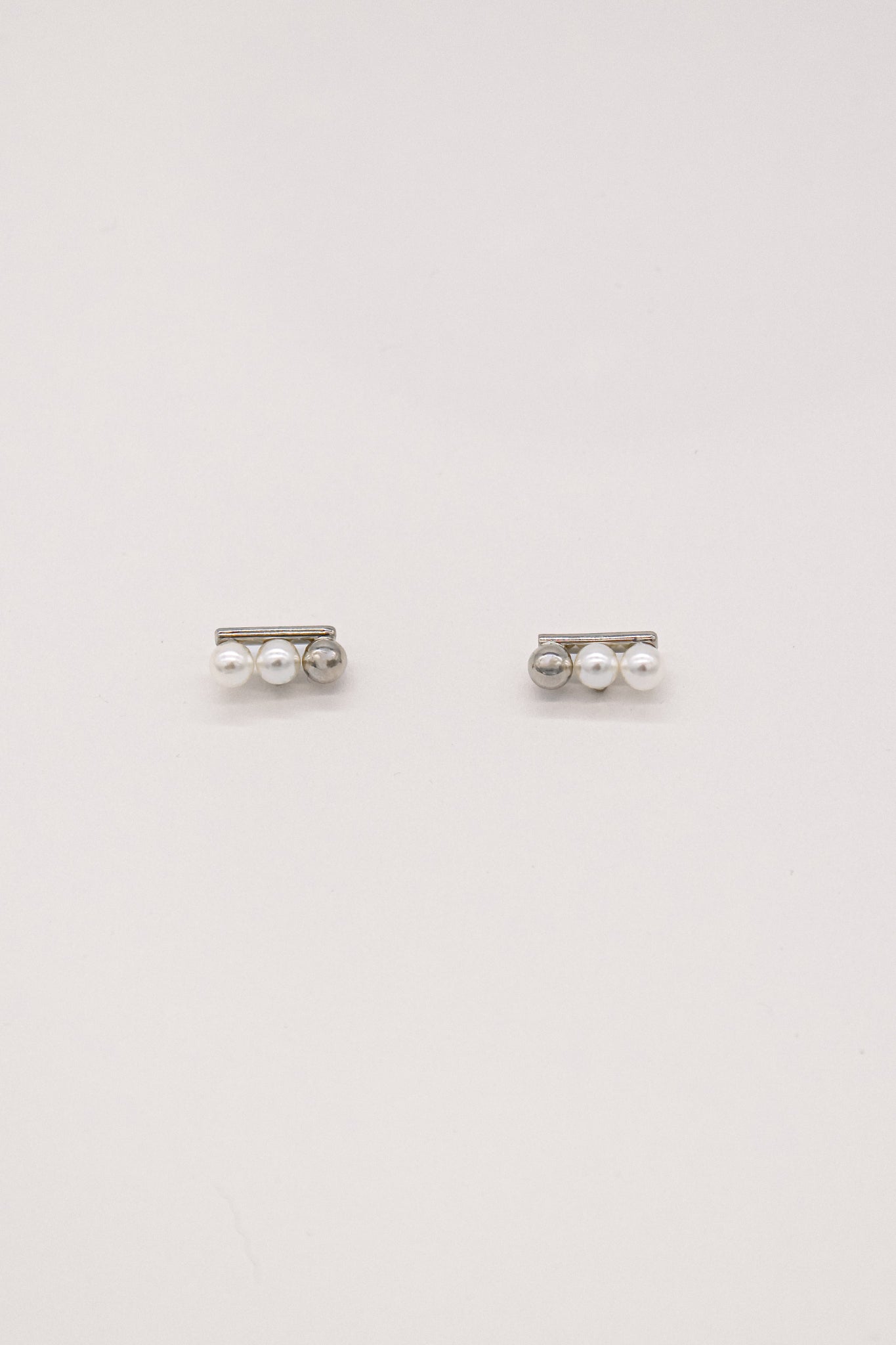 Jin Simple Stud Pearl Earrings - Silver