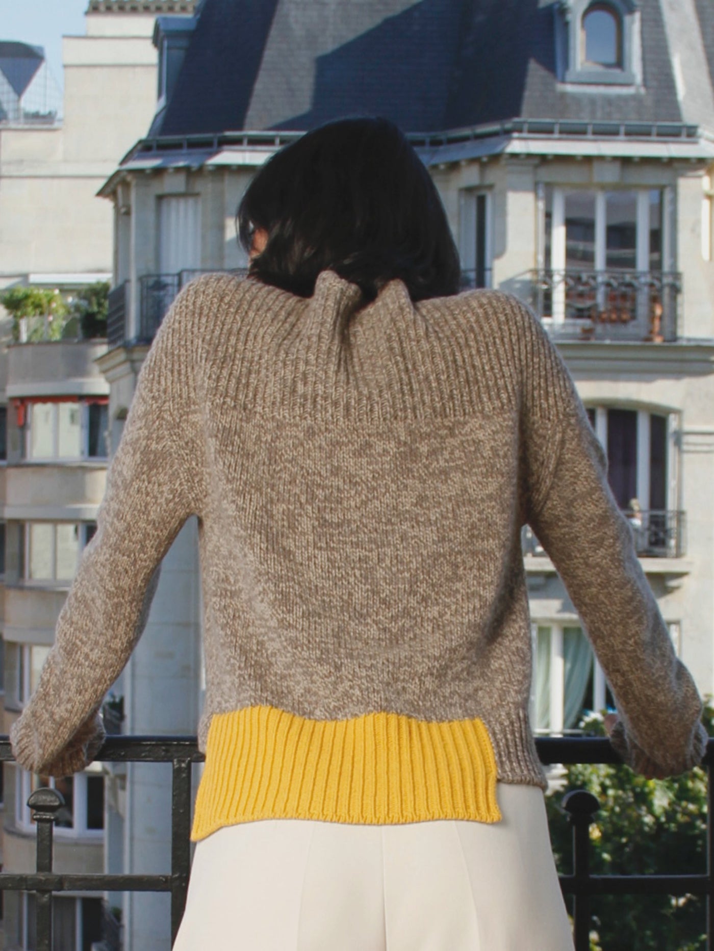 Chunky sweater with a twist in regenerated cashmere