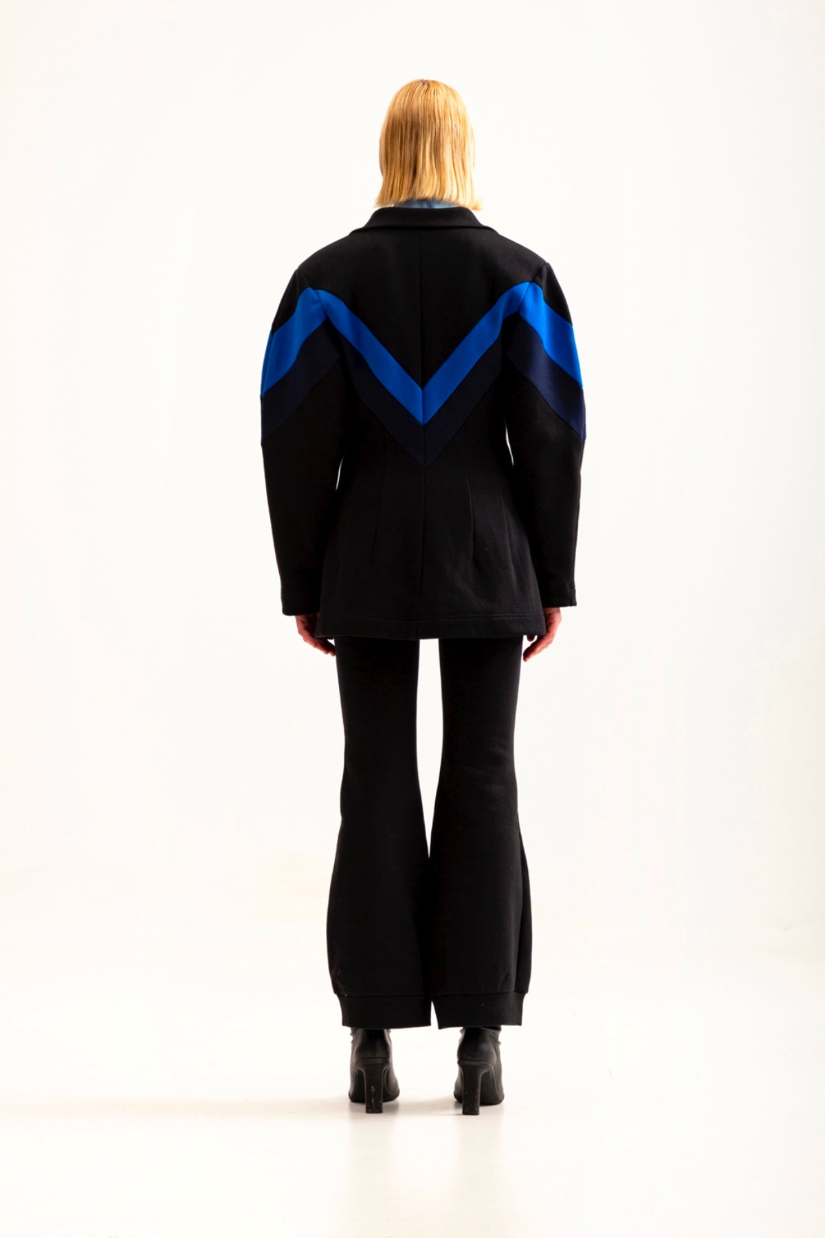 Black Zig-zag blazer for women by talented.company